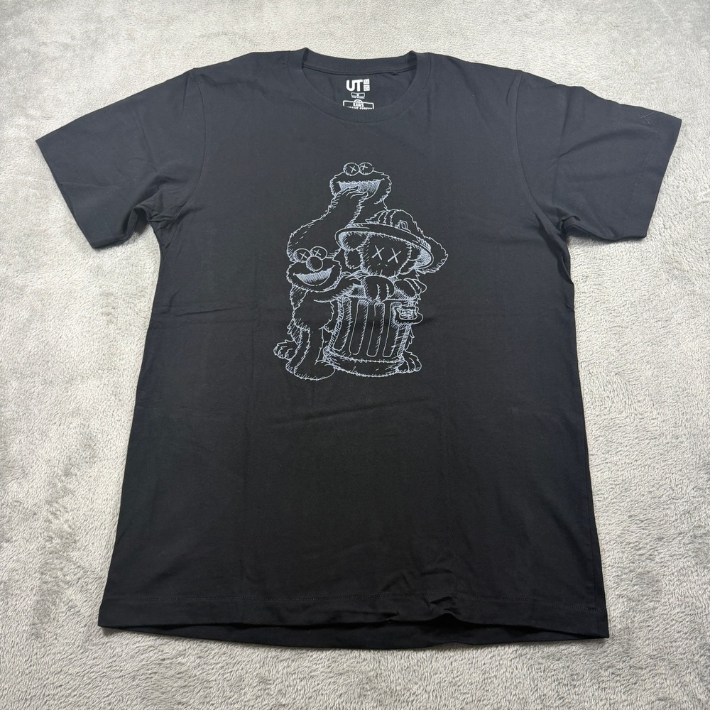 KAWS Sesame Street Uniqlo T Shirt Men Medium Black Graphic Crewneck Short Sleeve
